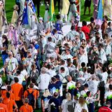 Die deutschen Sportlerinnen und Sportler nehmen im Stadion Aufstellung.