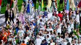 Die deutschen Sportlerinnen und Sportler nehmen im Stadion Aufstellung.