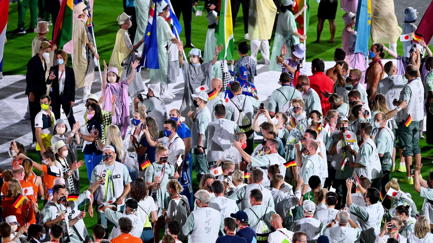 Die deutschen Sportlerinnen und Sportler nehmen im Stadion Aufstellung.