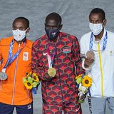 Die Siegerehrung für den Marathon der Männer findet während der Abschlusszeremonie statt