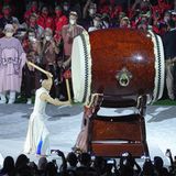 Ein Künstler tritt bei der Abschlusszeremonie auf.