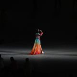 Eine Sängerin tritt bei der Abschlusszeremonie auf.