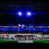 Flaggen werden während der Abschlusszeremonie getragen.