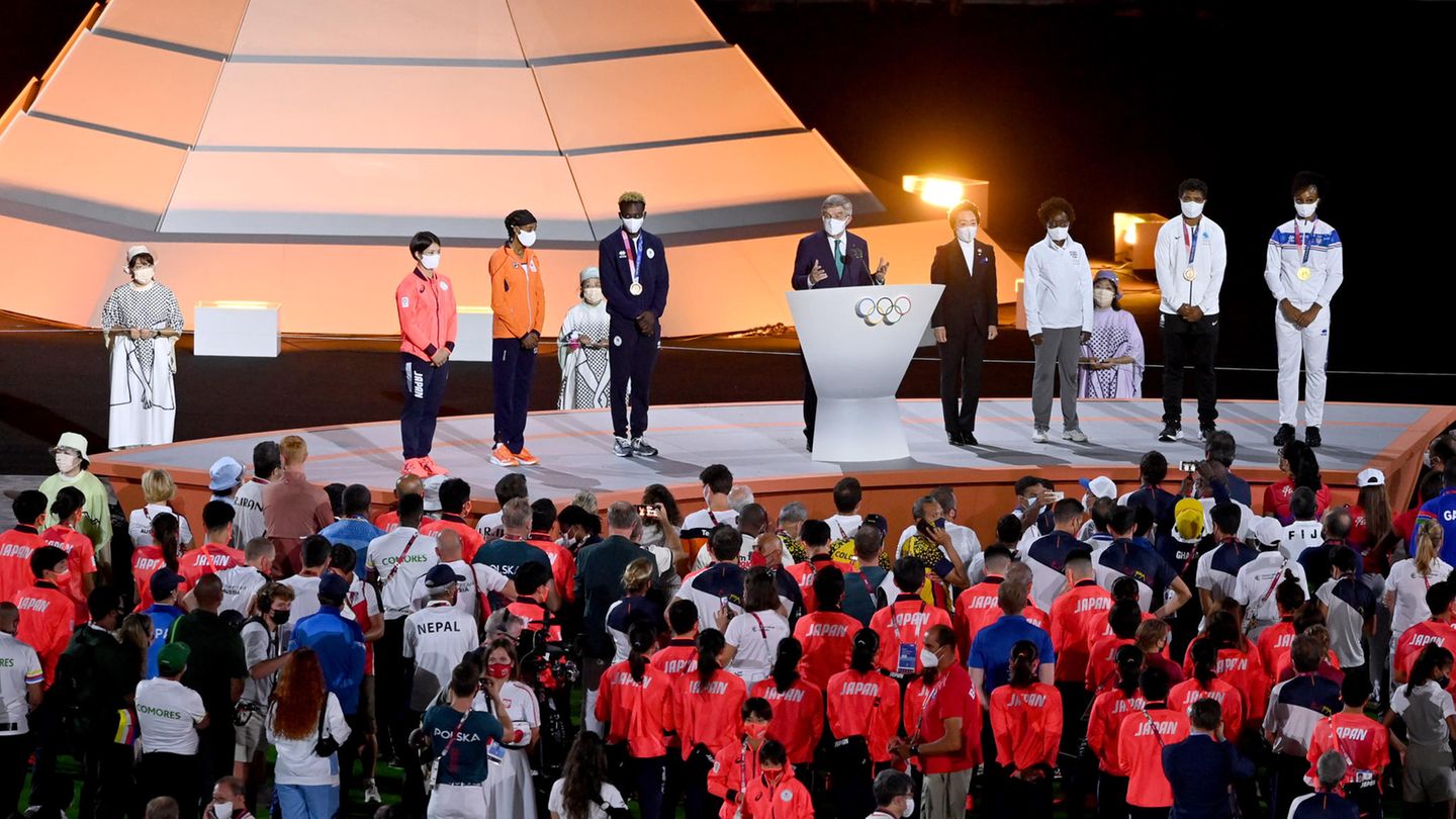 Der Präsident des Internationalen Olympischen Komitees, Thomas Bach (M)  zu den Sportlerinnen und Sportlern.