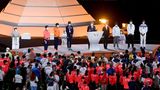 Der Präsident des Internationalen Olympischen Komitees, Thomas Bach (M)  zu den Sportlerinnen und Sportlern.