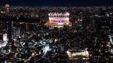 Ein Feuerwerk erleuchtet das Nationalstadion in Tokio. 