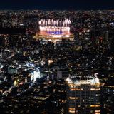 Ein Feuerwerk erleuchtet das Nationalstadion in Tokio. 