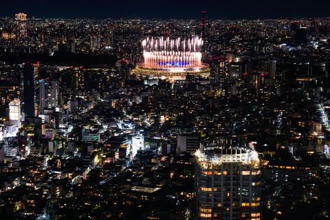 Ein Feuerwerk erleuchtet das Nationalstadion in Tokio. 