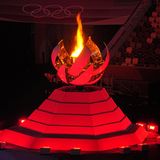 Das Olympische Feuer brennt rot während der Abschlusszeremonie.