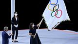 Die Bürgermeisterin von Paris schwenkt die olympische Fahne