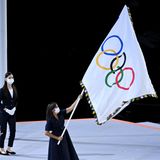 Die Bürgermeisterin von Paris schwenkt die olympische Fahne