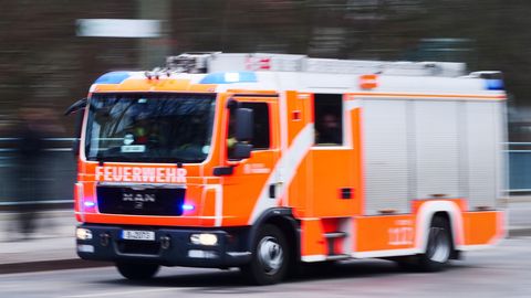 Ein Fahrzeug der Feuerwehr fährt bei einem Blaulichteinsatz über eine Straße in Berlin (Archivfoto)