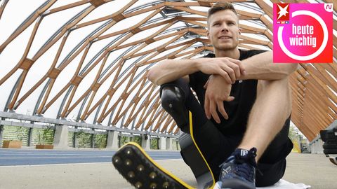 Markus Rehm, Paralympics-Sieger in Deutschland, sitzt auf einer Trainingsbahn