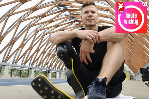 Markus Rehm, Paralympics-Sieger in Deutschland, sitzt auf einer Trainingsbahn