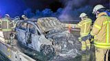 Feuerwehrleute löschen einen BMW auf der A 6 bei Heilbronn