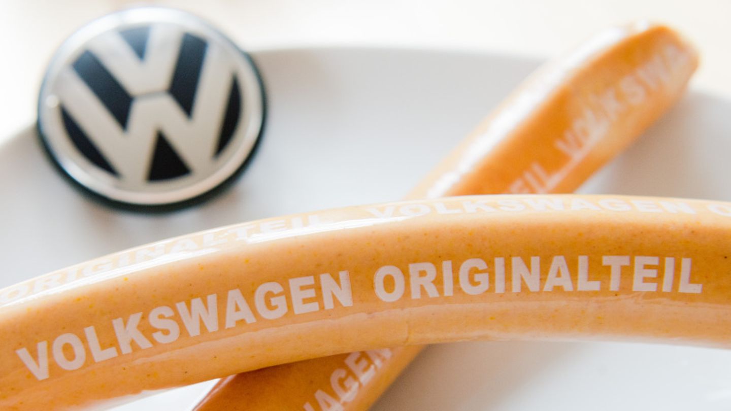 Zwei Currywürste liegen auf einem Teller mit VW-Firmenlogo