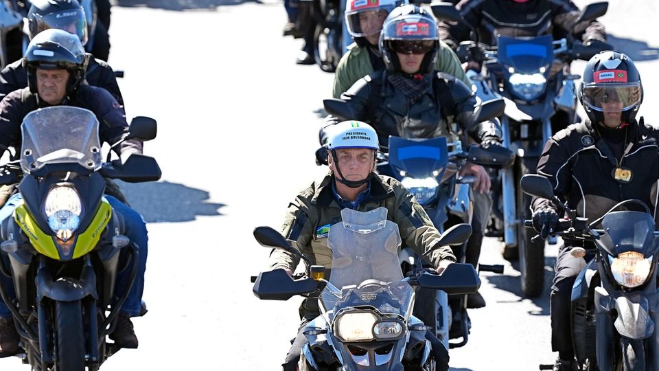 Brazil's President Bolsonaro at a motorcycle parade in Brasilia, usually without a mask: The head of state has long denied the danger of Covid-19 and is considered to be partly responsible for the dramatic situation in the country