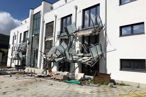 Die zerstörten Balkone an den Gebäuden in Blumberg