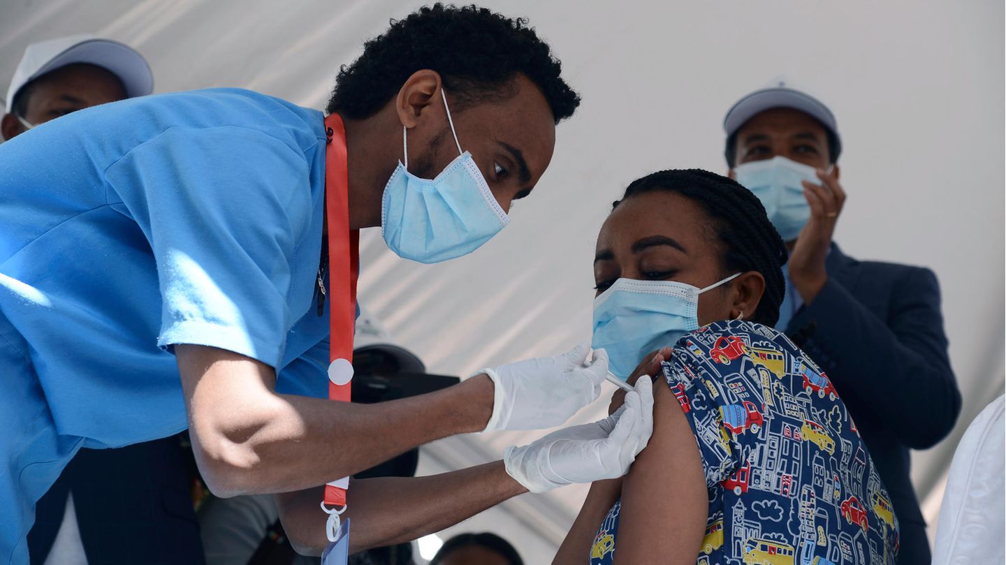 Eine Krankenschwester in Äthiopien wird geimpft.