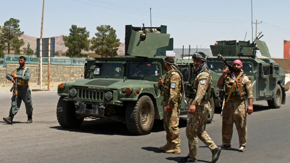 Afghanische Sicherheitskräfte patrouillieren in Herat, nachdem Taliban die Stadt angegriffen haben