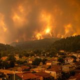 Vier Tage später, am 8. August, hat sich die Feuersbrunst ausgebreitet und marschiert auf die Ortschaft Gouves im Norden der Insel zu. Bis auf ein paar Häuser am Ortsrand bleibt der Ortskern verschont, weil Feuerwehrleute und Bewohner gemeinsam gegen die Flammen kämpfen.
