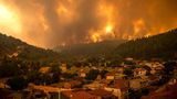 Vier Tage später, am 8. August, hat sich die Feuersbrunst ausgebreitet und marschiert auf die Ortschaft Gouves im Norden der Insel zu. Bis auf ein paar Häuser am Ortsrand bleibt der Ortskern verschont, weil Feuerwehrleute und Bewohner gemeinsam gegen die Flammen kämpfen.