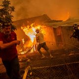 Wie dramatisch die Lage teilweise ist, zeigt diese Aufnahme: Bewohner des Urlaubsortes Pefki und ein Feuerwehrmann versuchen, die Flammen einzudämmen, die bereits ein Haus und einen Schuppen erfasst haben.