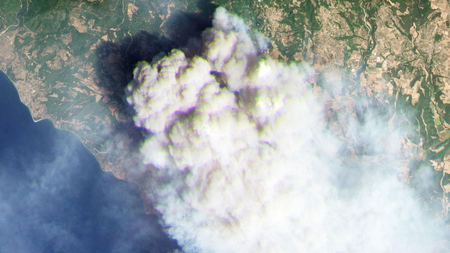 Ein Satellitenbild vom 4. August zeigt, wie heftig das Feuer auf Euböa brennt. Ein Satellitenbild vom 4. August zeigt, wie heftig das Feuer auf Euböa brennt.