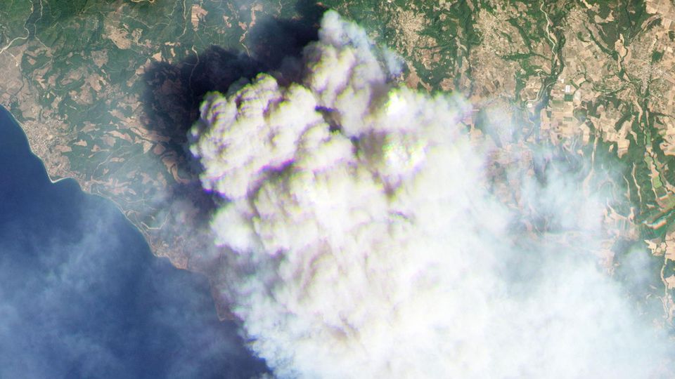Ein Satellitenbild vom 4. August zeigt, wie heftig das Feuer auf Euböa brennt.