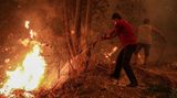 Viele Ortschaften sind weiterhin von Flammen umzingelt, auch wenn sich die Menschen mit aller Macht gegen die Flammen stemmen.