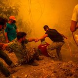 Oft sind die Bedingungen, unter denen die Bewohner kämpfen, sehr schwierig, weil Ausrüstung wie auch Feuerwehrleute fehlen. Hier bilden die Bewohner eine kleine Menschenkette, um das Feuer an einem Abhang zu löschen.