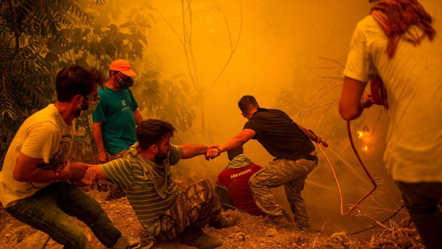 Oft sind die Bedingungen, unter denen die Bewohner kämpfen, sehr schwierig, weil Ausrüstung wie auch Feuerwehrleute fehlen. Hier bilden die Bewohner eine kleine Menschenkette, um das Feuer an einem Abhang zu löschen.