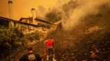 Bereits seit Tagen wächst die Kritik am unzureichenden Krisenmanagement der Regierung, weil die Bewohner teilweise ganz allein die Löscharbeiten vornehmen, da die Feuerwehrleute vollkommen erschöpft sind. Vorsorglich kündigte die Regierung in Athen an, den Etat für den Zivilschutz um 1,76 Milliarden Euro aufzustocken. Weitere 224 Millionen Euro sollen in die Wiederaufforstung gesteckt werden.