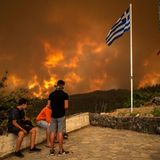 Banger Blick auf das Inferno: Bewohner des Dorfes Gouves betrachten aus sicherer Position die Flammen, die auf ihr Dort zurollen.