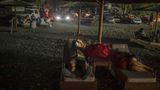 Andere nutzen die Liegen am Strand, die normalerweise Touristen vorbehalten sind, um sich auszuruhen und die Nacht über zu schlafen.