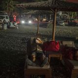 Andere nutzen die Liegen am Strand, die normalerweise Touristen vorbehalten sind, um sich auszuruhen und die Nacht über zu schlafen.