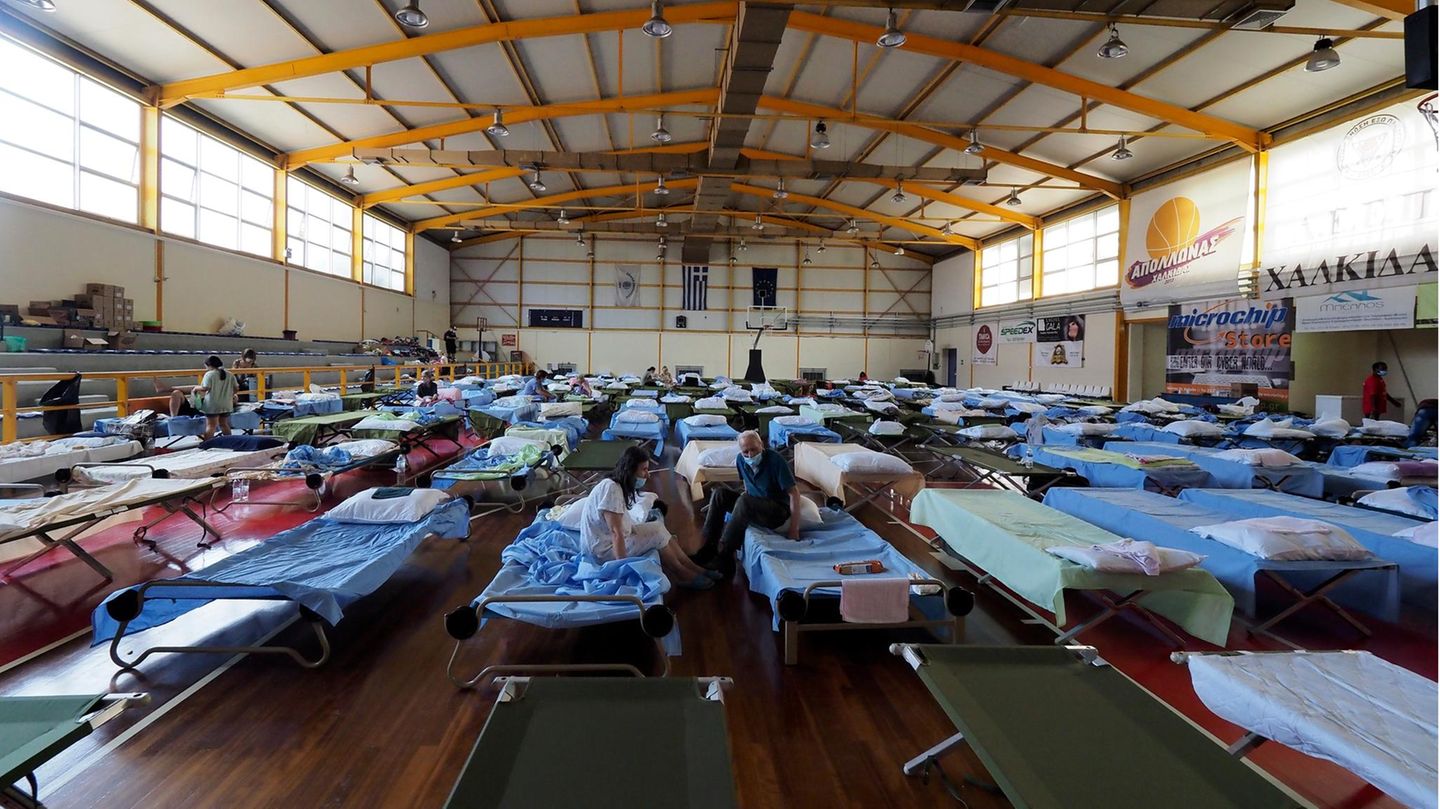 Für die Evakuierten wurde in einer Halle der Inselhauptstadt Chalkida eine Notunterkunft eingerichtet. Insgesamt mussten 2600 Menschen evakuiert werden.