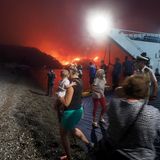 Wer nicht bleiben kann oder will, besteigt eine Fähre, die die Menschen zum Festland transportiert. Die ganze Insel erstickt unter einer einzigen Rauchwolke aus den zahllosen Brandherden. 