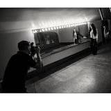 Die Behind-the-Scenes-Bilder zeigen Bryan Adams bei der Arbeit. Hier knipst er Popsängerin Cher - die mit 75 Jahren die älteste der hier vertretenen Models ist.