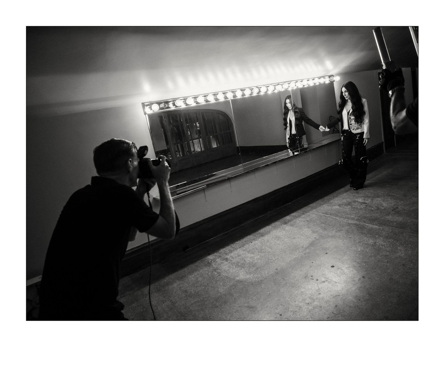 Die Behind-the-Scenes-Bilder zeigen Bryan Adams bei der Arbeit. Hier knipst er Popsängerin Cher - die mit 75 Jahren die älteste der hier vertretenen Models ist.