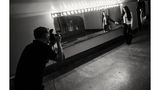 Die Behind-the-Scenes-Bilder zeigen Bryan Adams bei der Arbeit. Hier knipst er Popsängerin Cher - die mit 75 Jahren die älteste der hier vertretenen Models ist.