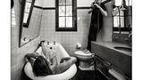 Rita Ora stieg für Bryan Adams sogar in die Badewanne und ließ sich in einer für sie sicherlich ungemütlichen Pose ablichten.