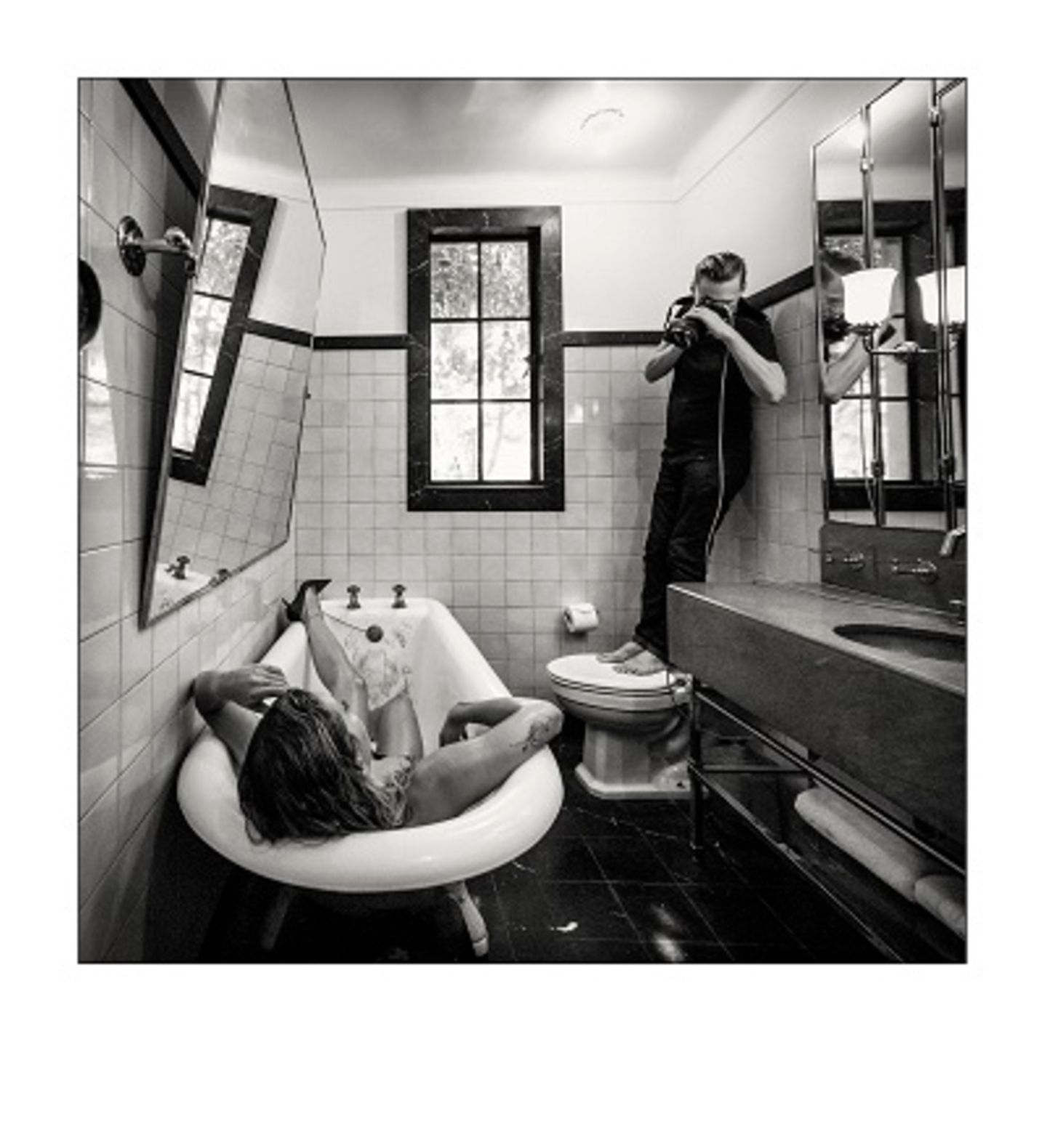 Rita Ora stieg für Bryan Adams sogar in die Badewanne und ließ sich in einer für sie sicherlich ungemütlichen Pose ablichten.