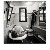 Rita Ora stieg für Bryan Adams sogar in die Badewanne und ließ sich in einer für sie sicherlich ungemütlichen Pose ablichten.