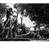 Vielfalt ist Bryan Adams wichtig, und so hat sie auch die kolumbianisch-stämmige Latin-Pop-Sängerin Kali Uchis für das Shooting engagiert. Uchis feierte in diesem Jahr mit "Telepatía" bereits einen Nummer-1-Hit in den US-Latin-Charts.