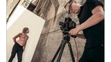 Gab es in früheren Zeiten bei Pirelli ausschließlich weibliche Models, so ist das mittlerweile anders. Auch Männer posieren hier vor der Kamera. Mehr noch: Die Frauen sind in diesem Jahr allesamt angezogen - mit nacktem Oberkörper präsentiert sich dagegen der Mann, Popstar Iggy Pop.