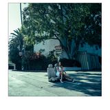 Ora durfte aber auch ins Freie. Die meisten Bilder entstanden an zwei Tagen im Juni dieses Jahres in Los Angeles. Auf den Straßen der Metropole, im Palace Theatre sowie im Chateau Marmont Hotel.