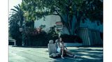 Ora durfte aber auch ins Freie. Die meisten Bilder entstanden an zwei Tagen im Juni dieses Jahres in Los Angeles. Auf den Straßen der Metropole, im Palace Theatre sowie im Chateau Marmont Hotel.