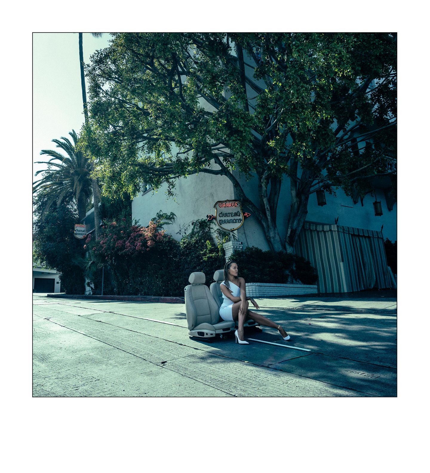 Ora durfte aber auch ins Freie. Die meisten Bilder entstanden an zwei Tagen im Juni dieses Jahres in Los Angeles. Auf den Straßen der Metropole, im Palace Theatre sowie im Chateau Marmont Hotel.