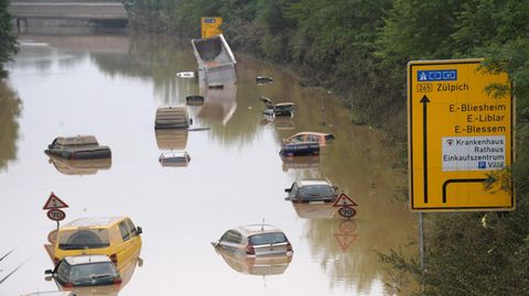 Überflutete Bundesstraße in der Eifel